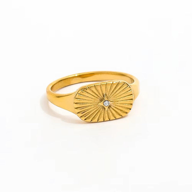 Vandfast Ring Med Stråle Mønster, Forgyldt Stål, 51mm - Uniq Perler - 133824