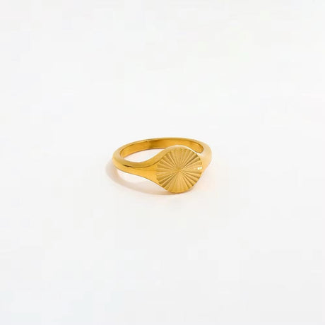 Vandfast Ring Med Stråle Mønster, Forgyldt Stål, str. 56 - Uniq Perler - 113824