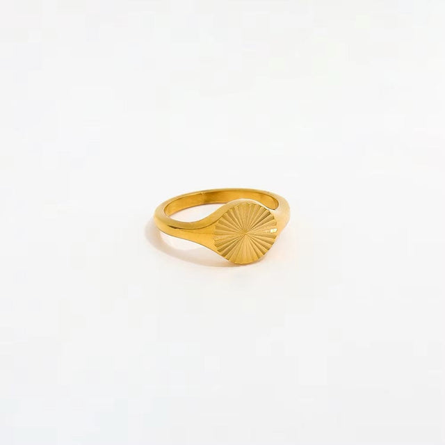 Vandfast Ring Med Stråle Mønster, Forgyldt Stål, str. 56 - Uniq Perler - 113824