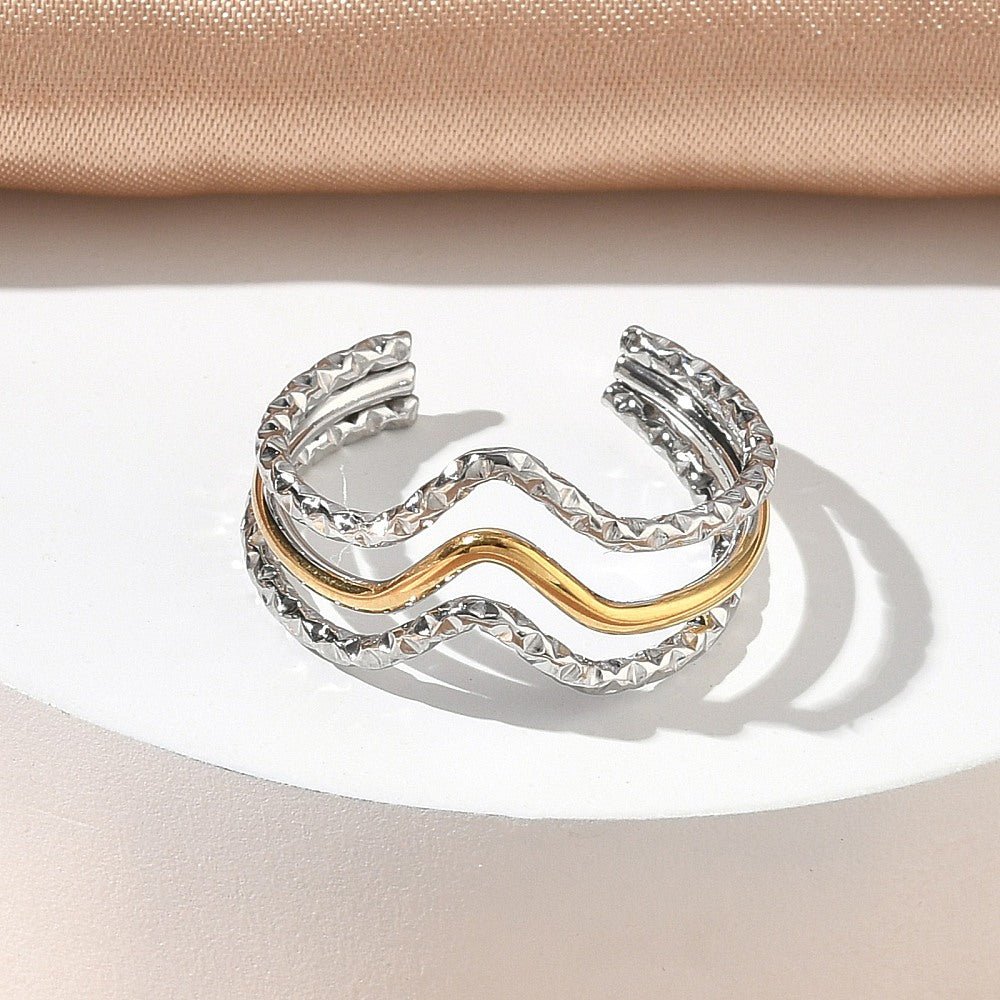 Vandfast Ring – Trippel Bølge, 18K Forgyldt Stål - Uniq Perler - 118876