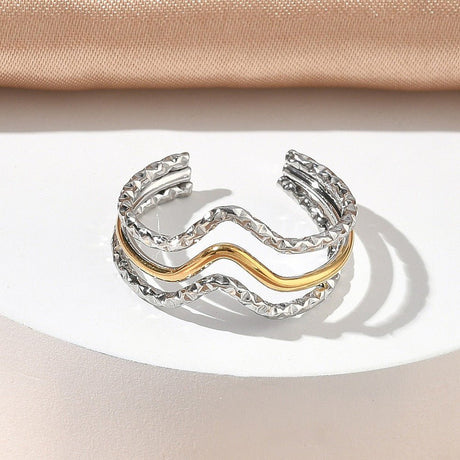 Vandfast Ring – Trippel Bølge, 18K Forgyldt Stål - Uniq Perler - 118876