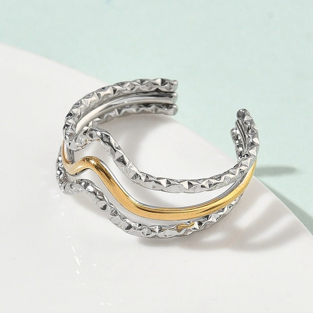 Vandfast Ring – Trippel Bølge, 18K Forgyldt Stål - Uniq Perler - 118876