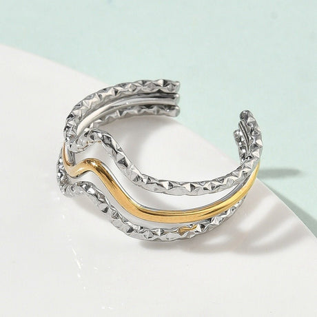 Vandfast Ring – Trippel Bølge, 18K Forgyldt Stål - Uniq Perler - 118876