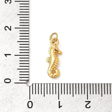 Vandfast Søhest Vedhæng – 18K Forgyldt Stål (14,5x5,5x3mm) 1 stk. - Uniq Perler - 124088
