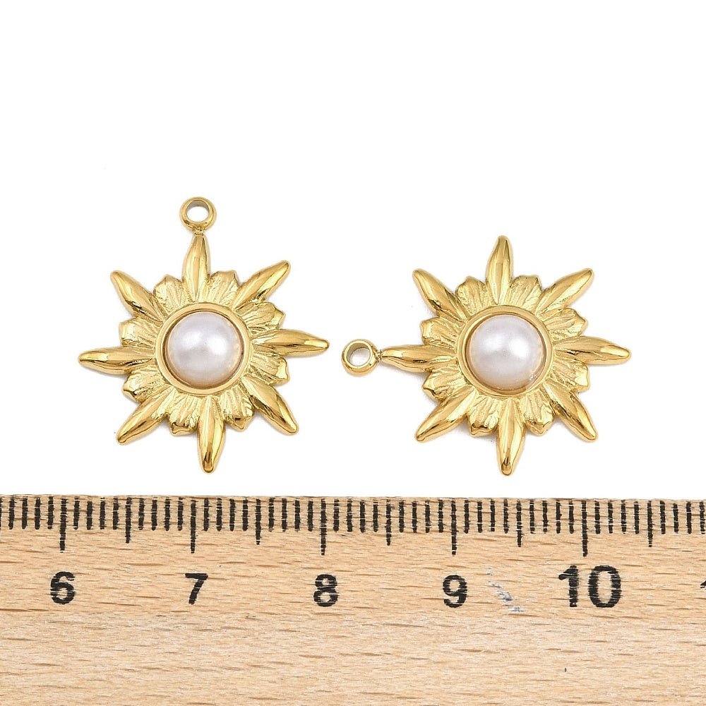 Vandfast Sol Vedhæng – 18K Forgyldt Stål Med Perle (22,5x19,5x4,5mm) - Uniq Perler - 