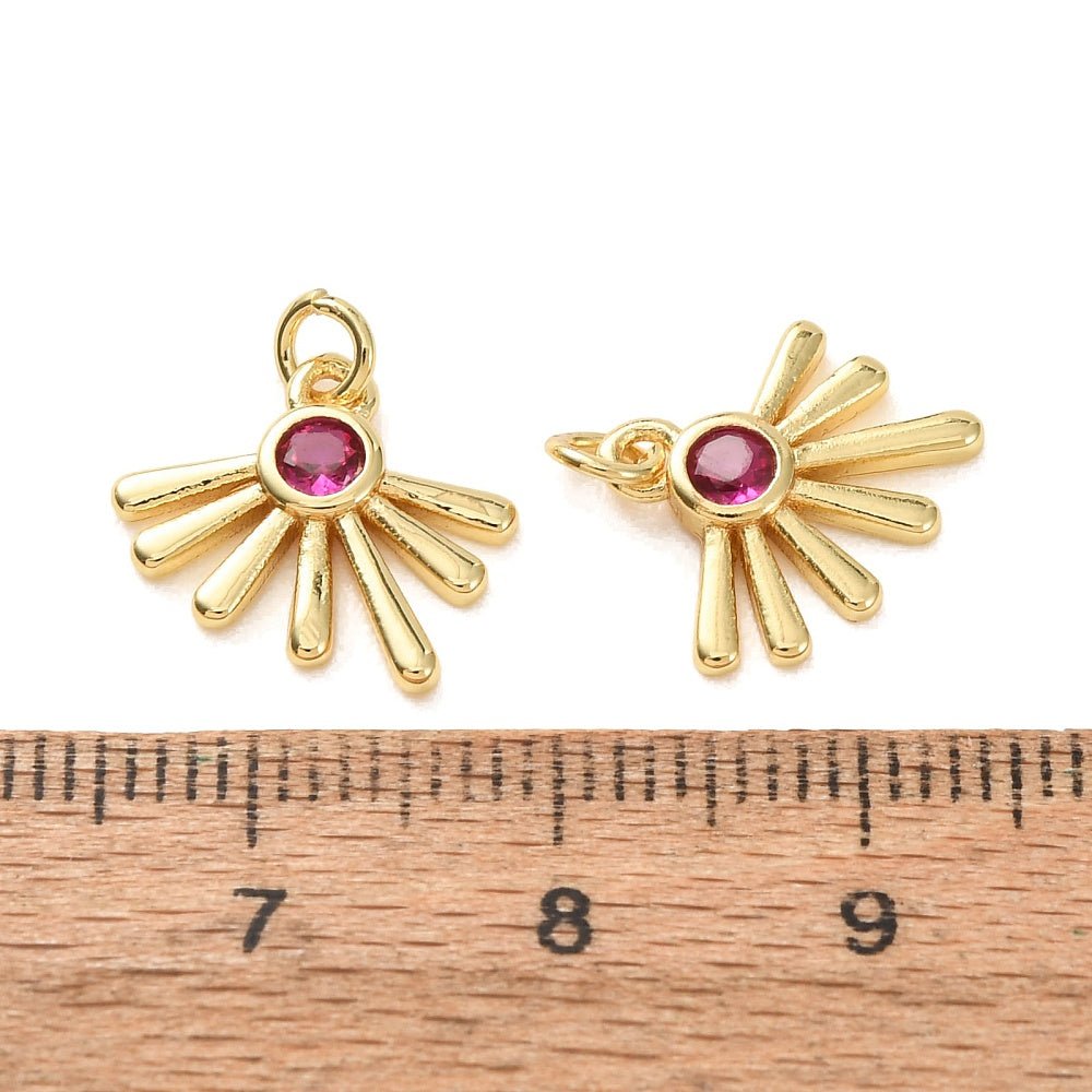 Vandfast Sol Vedhæng Med Zirkonia – 18K Forgyldt Messing (11x13x2mm) - Uniq Perler - 125739