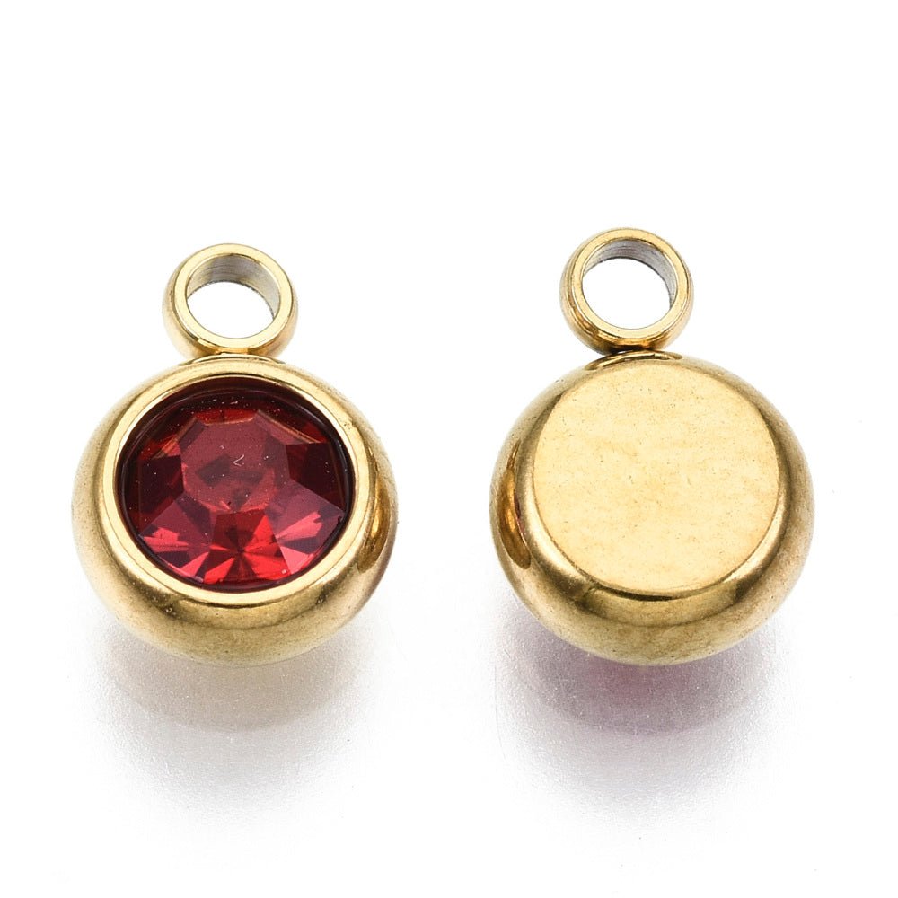 Vandfast Vedhæng med Rhinsten – 18K Forgyldt Stål, Rød (8.5x6x3mm) 2 stk - Uniq Perler - 
