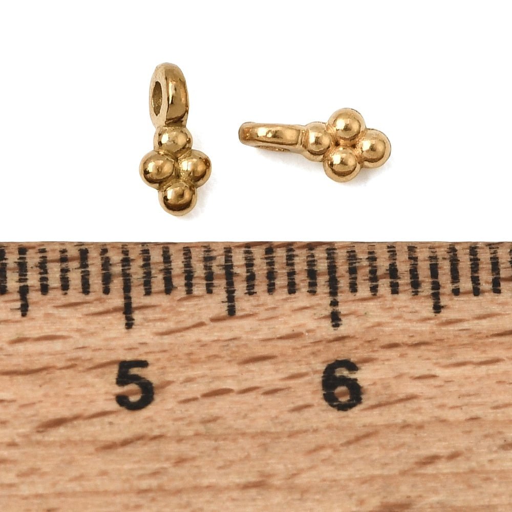 Vandfaste Drue Vedhæng – 18K Forgyldt Stål (8x4x3,5mm) 2 stk - Uniq Perler - 126258