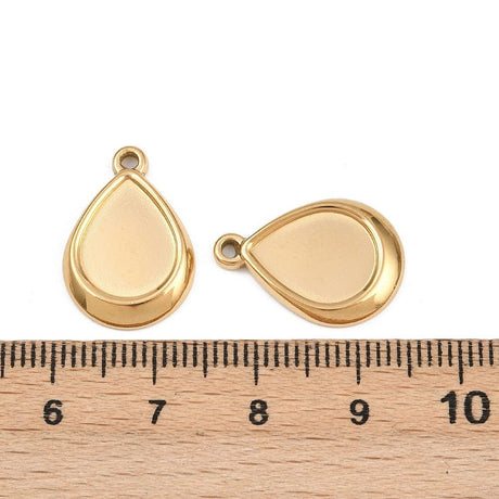 Vedhæng i Forgyldt Stål – Dråbe Cabochon Fatning, (13x18mm, 2 stk) - Uniq Perler - 116194