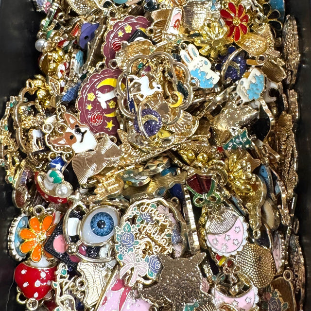 Vedhæng Med Emalje - Mix Modeller (5 stk) - Uniq Perler - 118039