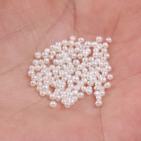 AL Top/anboret perler. 1,5-2 mm ferskvandsperler topboret til evt. ørestikkere (Pr. par)