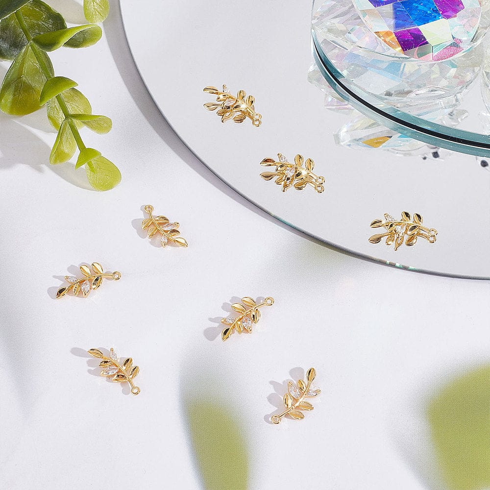 Blad Vedhæng Med Klare Zirkonia Sten, 18K Forgyldt, 17x9mm - Uniq Perler - 5675675646