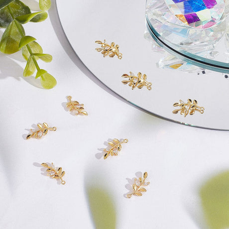 Blad Vedhæng Med Klare Zirkonia Sten, 18K Forgyldt, 17x9mm - Uniq Perler - 5675675646