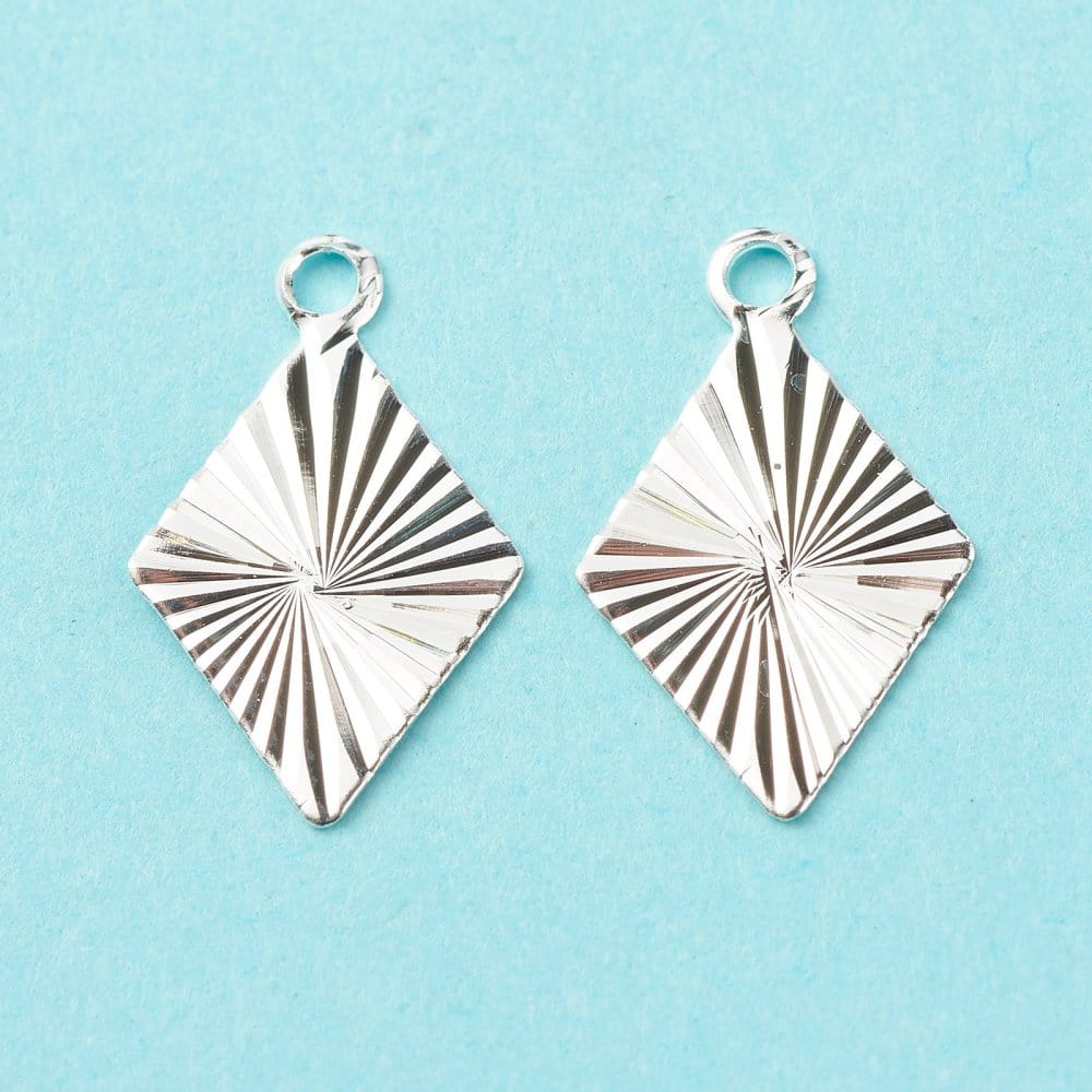 Harlekin Vedhæng Med Rillet Mønster, Langtidsholdbar Forsølvning, 8x13mm, (10 Stk) - Uniq Perler - 978527