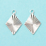 Harlekin Vedhæng Med Rillet Mønster, Langtidsholdbar Forsølvning, 8x13mm, (10 Stk) - Uniq Perler - 978527