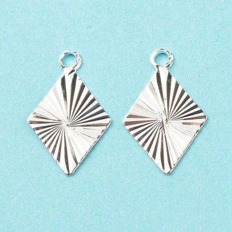 Harlekin Vedhæng Med Rillet Mønster, Langtidsholdbar Forsølvning, 8x13mm, (10 Stk) - Uniq Perler - 978527